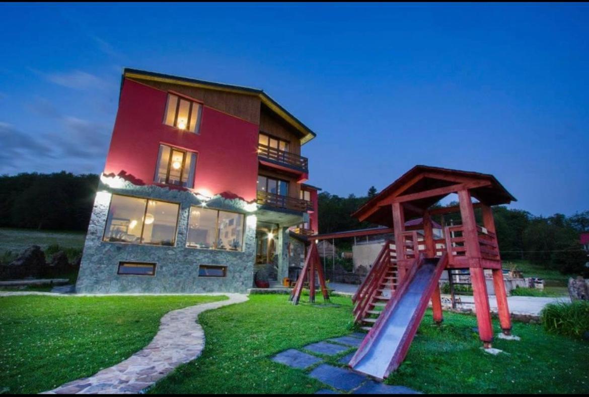 Red House Hotel Bakuriani Bagian luar foto