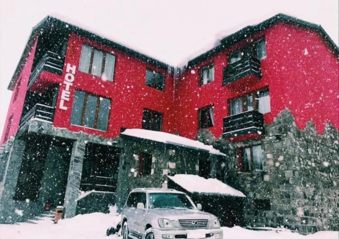 Red House Hotel Bakuriani Bagian luar foto