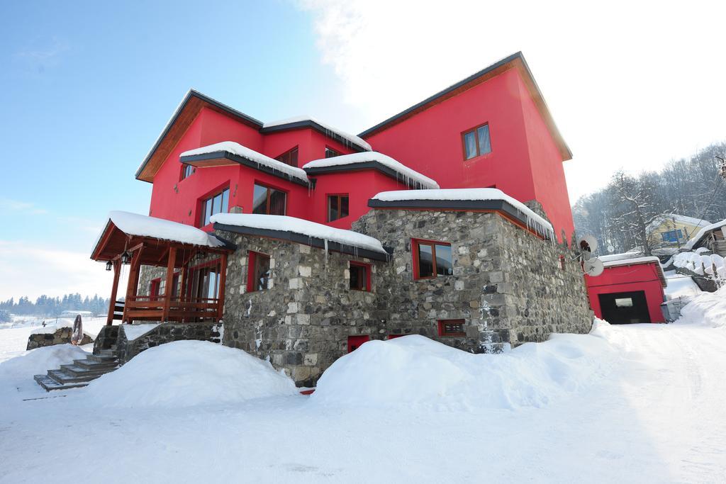 Red House Hotel Bakuriani Bagian luar foto